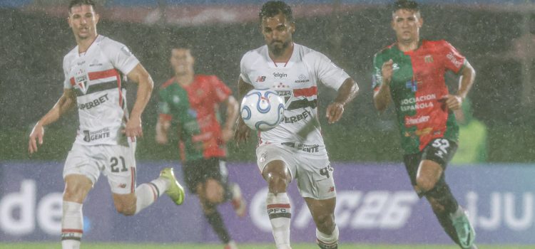 Danielzinho, de Sao Paulo, controla el balón este martes en un partido por la Copa Sudamericana ante Boston River en el estadio Centenario de Montevideo (Uruguay). EFE/ Gastón Britos