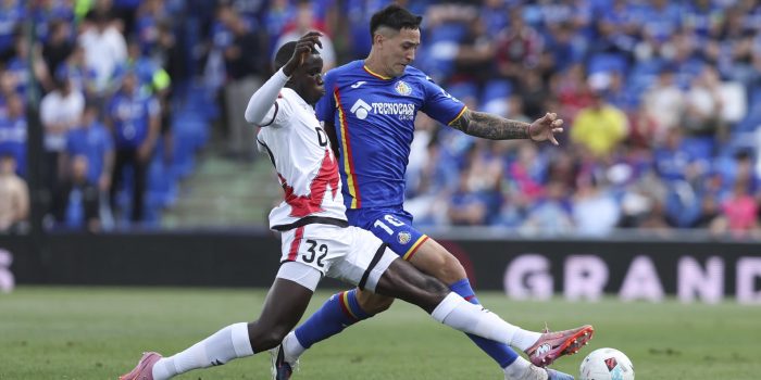 El jugador del Getafe Martín Satriano (d), durante el partido de la jornada 34 de LaLiga EA Sports entre el Getafe y el Rayo Vallecano, el 3 de mayo en el Estadio Coliseum. EFE/ Kiko Huesca