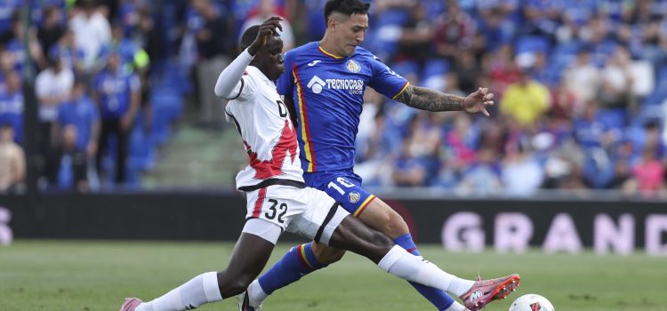 El jugador del Getafe Martín Satriano (d), durante el partido de la jornada 34 de LaLiga EA Sports entre el Getafe y el Rayo Vallecano, el 3 de mayo en el Estadio Coliseum. EFE/ Kiko Huesca