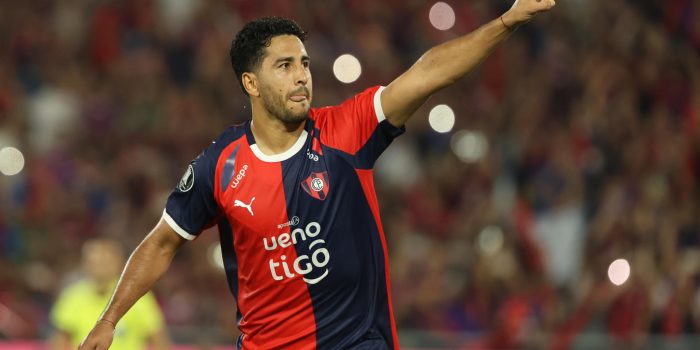 Cecilio Domínguez celebra el gol que puso este jueves la guinda a la victoria de Cerro Porteño por 2-0 sobre Sporting Cristal en partido de la última jornada de la fase de grupos de la Copa Libertadores jugado en el estadio La Nueva Olla, de Asunción. EFE/ Juan Pablo Pino