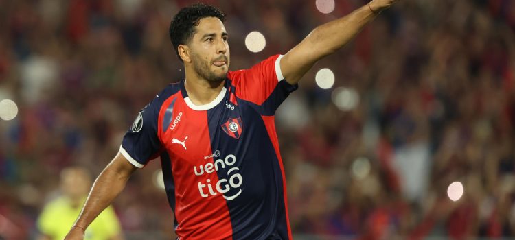 Cecilio Domínguez celebra el gol que puso este jueves la guinda a la victoria de Cerro Porteño por 2-0 sobre Sporting Cristal en partido de la última jornada de la fase de grupos de la Copa Libertadores jugado en el estadio La Nueva Olla, de Asunción. EFE/ Juan Pablo Pino