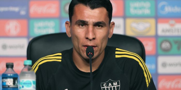 El jugador de Atlético Mineiro, Junior Alonso, habla durante una rueda de prensa en el estadio Defensores del Chaco en Asunción. EFE/Juan Pablo Pino