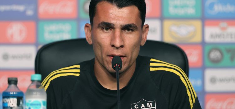 El jugador de Atlético Mineiro, Junior Alonso, habla durante una rueda de prensa en el estadio Defensores del Chaco en Asunción. EFE/Juan Pablo Pino