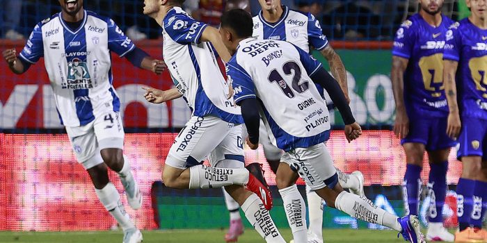 Oussama Idrissi (2-i) de Pachuca celebra un gol este jueves, en un partido de la semifinal de la Liga MX entre Pachuca y Pumas en el estadio Hidalgo de Pachuca (México). EFE/ David Martínez Pelcastre