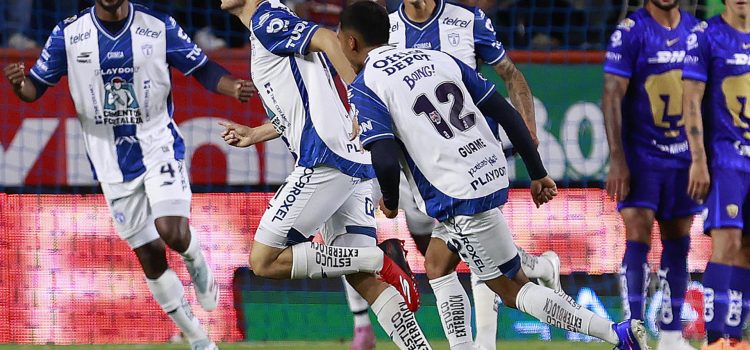 Oussama Idrissi (2-i) de Pachuca celebra un gol este jueves, en un partido de la semifinal de la Liga MX entre Pachuca y Pumas en el estadio Hidalgo de Pachuca (México). EFE/ David Martínez Pelcastre