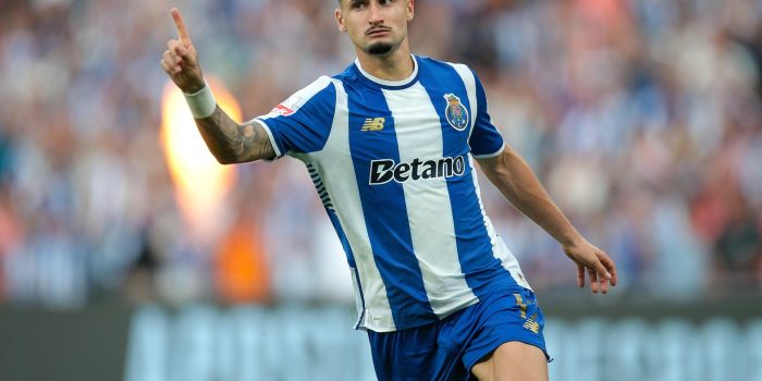 El españlol Borja Sainz celebra después de anotar un gol durante el partido de la Liga portuguesa de fútbol entre el Oporto y el Casa Pia, en el Estadio Dragao. EFE/EPA/MANUEL FERNANDO ARAUJO