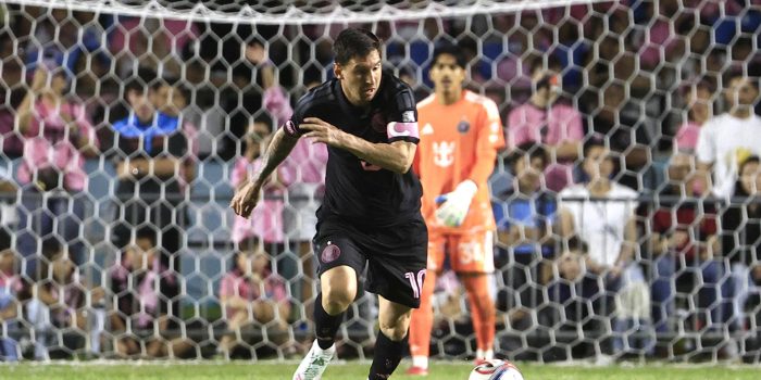 Lionel Messi controla el balón este jueves en un partido amistoso entre el Inter Miami y el Independiente del Valle en Bayamón (Puerto Rico). EFE/ Thais Llorca