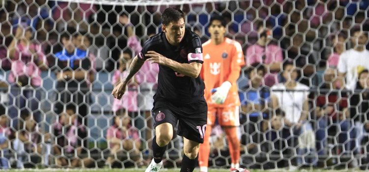 Lionel Messi controla el balón este jueves en un partido amistoso entre el Inter Miami y el Independiente del Valle en Bayamón (Puerto Rico). EFE/ Thais Llorca