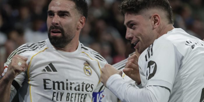 El centrocampista del Real Madrid Fede Valverde (d) celebra un gol con Dani Carvajal en el estadio Santiago Bernabéu en foto de archivo de Juanjo Martín. EFE