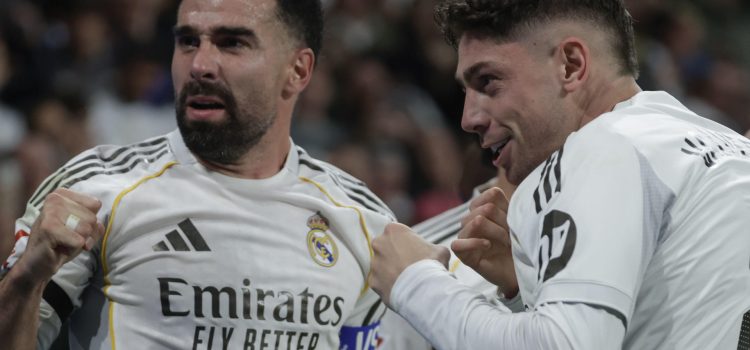 El centrocampista del Real Madrid Fede Valverde (d) celebra un gol con Dani Carvajal en el estadio Santiago Bernabéu en foto de archivo de Juanjo Martín. EFE