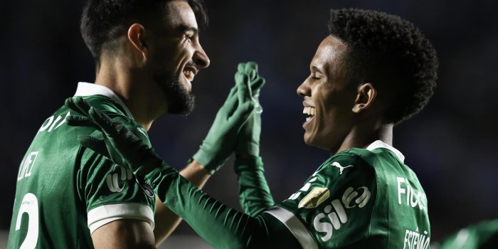 José Manuel López (i) y Estevao Almeida de Palmeiras celebran un gol en un partido de la fase de grupos de la Copa Libertadores. EFE/ Esteban Biba