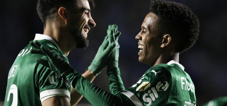 José Manuel López (i) y Estevao Almeida de Palmeiras celebran un gol en un partido de la fase de grupos de la Copa Libertadores. EFE/ Esteban Biba