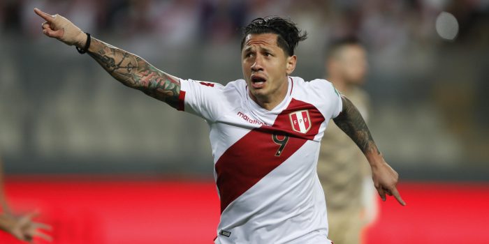 Gianluca Lapadula de Perú celebra luego de anotar, en una fotografía de archivo. EFE/ Paolo Aguilar