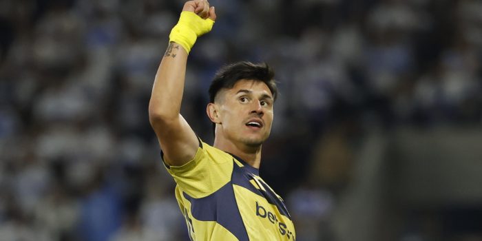 El paraguayo Adam Bareiro celebra un gol para Boca Juniors en la Copa Libertadores ante Universidad Católica en el estadio Claro Arena en Santiago (Chile). EFE/Elvis González