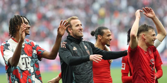 El delantero del Bayern Múnich Harry Kane (c) junto a sus compñaeros durante el partido de la Bundesliga que jugaron Bayern Munich y Leipzig, Alemania. EFE/EPA/Filip Singer