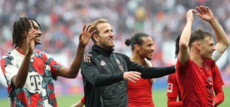 El delantero del Bayern Múnich Harry Kane (c) junto a sus compñaeros durante el partido de la Bundesliga que jugaron Bayern Munich y Leipzig, Alemania. EFE/EPA/Filip Singer