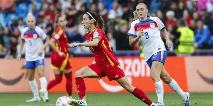 La centrocampista de la selección española, Aitana Bonmatí (i), con el balón ante la jugadora de Inglaterra, Georgia Stanway, durante la final de la Eurocopa Femenina 2025 disputada en el St. Jakob Park de Basilea (Suiza), el pasado 27 de julio. EFE/ Ana Escobar.
