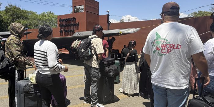Personas esperan afuera del Aeropuerto Internacional de Oaxaca este viernes, en Oaxaca (México). EFE/ Jesús Méndez