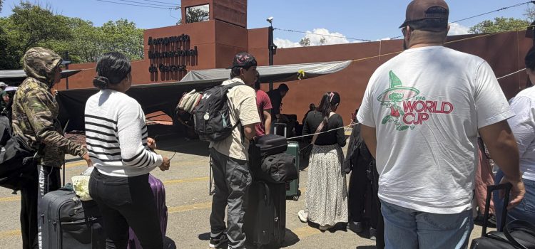 Personas esperan afuera del Aeropuerto Internacional de Oaxaca este viernes, en Oaxaca (México). EFE/ Jesús Méndez