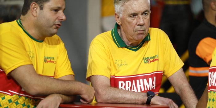 El entrenador de la selección brasileña de fútbol, Carlo Ancelotti (d), habla con algunas personas previo al inicio del segundo día de los desfiles del Grupo Especial en el sambódromo de Anhembí el pasado 14 de febrero, en Sao Paulo (Brasil). EFE/ Sebastiao Moreira
