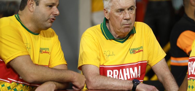 El entrenador de la selección brasileña de fútbol, Carlo Ancelotti (d), habla con algunas personas previo al inicio del segundo día de los desfiles del Grupo Especial en el sambódromo de Anhembí el pasado 14 de febrero, en Sao Paulo (Brasil). EFE/ Sebastiao Moreira