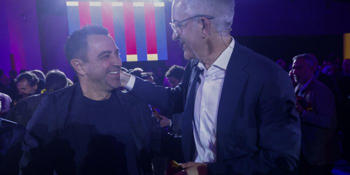 Fotografía de archivo en la que el empresario Víctor Font (d) saluda al exentrenador del FC Barcelona Xavi Hernández (i) durante la presentación de su candidatura. EFE/ Quique García