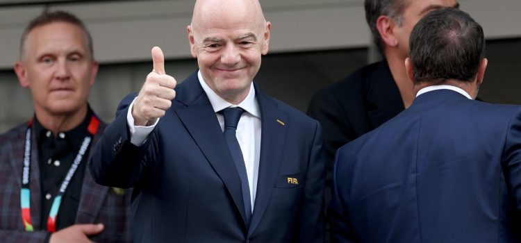 alt HISTORIA MUNDIAL: Infantino celebra a los iraníes tras el empate de Irán ante Nueva Zelanda