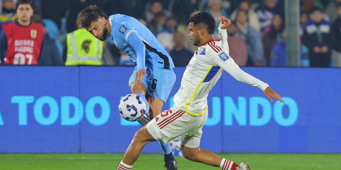 Rodrigo Bentancur (i), de Uruguay, disputa el balón con Christian Makoun, de Venezuela, en el estadio Centenario en Montevideo. EFE/ Gastón Britos