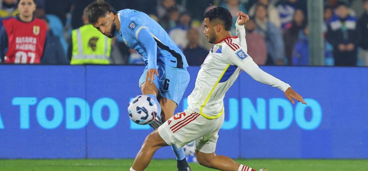 Rodrigo Bentancur (i), de Uruguay, disputa el balón con Christian Makoun, de Venezuela, en el estadio Centenario en Montevideo. EFE/ Gastón Britos