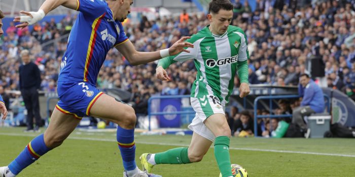 El centrocampista del Betis Álvaro Fidalgo (d) pelea un balón con el defensa marroquí del Getafe Abdel Abqar durante el partido de LaLiga entre el Getafe y el Betis, en el Coliseo. Imagen de archivo. EFE/ Zipi