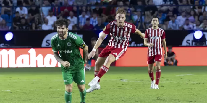 El jugador de Los Troncos FC Carles Planas (i) disputa un balón con Mario Reyes (c), de Aniquiladores FC, durante el encuentro entre Los Troncos FC y Aniquiladores FC de las semifinales de la Kings & Queens Cup Finals celebrado este sábado en el estadio de La Rosaleda, en Málaga. EFE/ Daniel Pérez