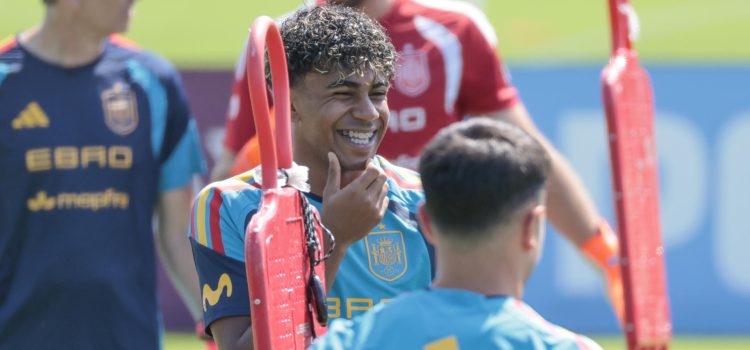 El delantero de la selección española Lamine Yamal participa en el entrenamiento del equipo este viernes en Chattanooga (Tennessee). EFE/Lavandeira jr