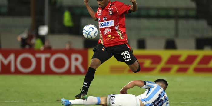 El mediocentro de Caracas Wilfred Correa elude por alto una barrida del defensor de Racing Ignacio Rodríguez durante el partido de la tercera jornada de la fase de grupos de la Copa Sudamericana que terminó 1-1 en el estadio Olímpico de la Universidad Central de Venezuela. EFE/ Miguel Gutiérrez