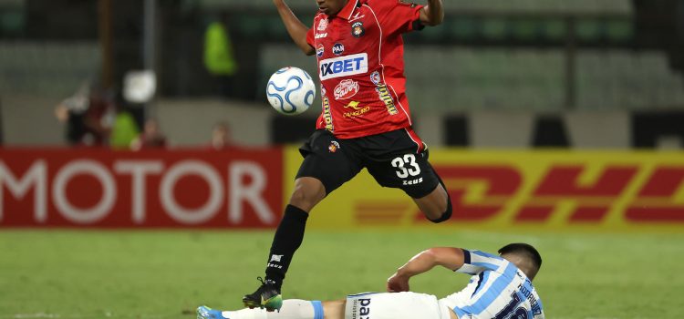 El mediocentro de Caracas Wilfred Correa elude por alto una barrida del defensor de Racing Ignacio Rodríguez durante el partido de la tercera jornada de la fase de grupos de la Copa Sudamericana que terminó 1-1 en el estadio Olímpico de la Universidad Central de Venezuela. EFE/ Miguel Gutiérrez