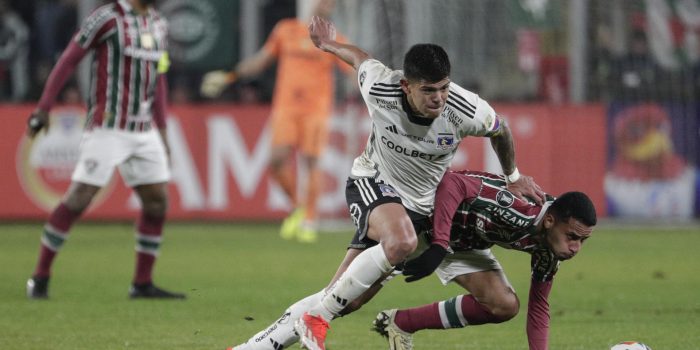 Esteban Pavez (i), de Colo Colo, disputa un balón con Alexsander, de Fluminense, este jueves, en un partido de la fase de grupos de la Copa Libertadores en el estadio Monumental en Santiago (Chile). EFE/ Elvis González
