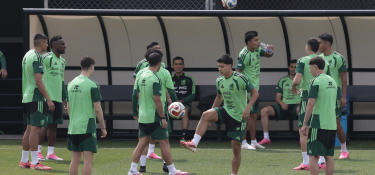 Jugadores de la selección mexicana de fútbol entrenan en el Centro de Alto Rendimiento de la Federación Mexicana de Fútbol en Ciudad de México (México). EFE/José Méndez
