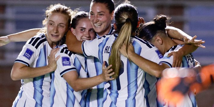 Aldana Cometti (c) celebra con sus compañeras de Argentina un gol ante Bolivia en la Liga de Naciones Femenina en el estadio Florencio Sola, en Buenos Aires. EFE/Juan Ignacio Roncoroni