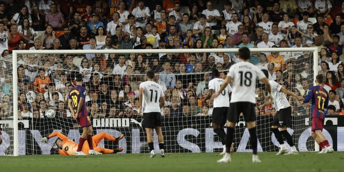 Los jugadores del Valencia celebran el tercer gol marcado por Guido ante el FC Barcelona durante el partido de la jornada 38 de LaLiga entre el Valencia y el Barcelona, este sábado en el estadio de Mestalla en Valencia.-EFE/ Biel Aliño
