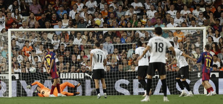 Los jugadores del Valencia celebran el tercer gol marcado por Guido ante el FC Barcelona durante el partido de la jornada 38 de LaLiga entre el Valencia y el Barcelona, este sábado en el estadio de Mestalla en Valencia.-EFE/ Biel Aliño