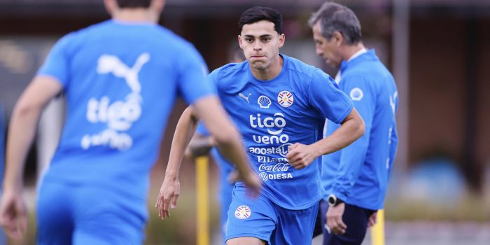 Fotografía cedida por la Asociación Paraguaya de Fútbol que muestra a Ramón Sosa, de la selección de Paraguay, durante un entrenamiento en Ypané (Paraguay). EFE/ Asociación Paraguaya de Fútbol