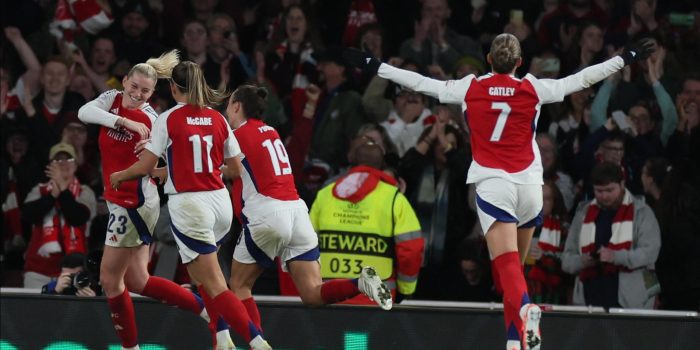 alt El brasileño Martinelli anota en un Arsenal imparable