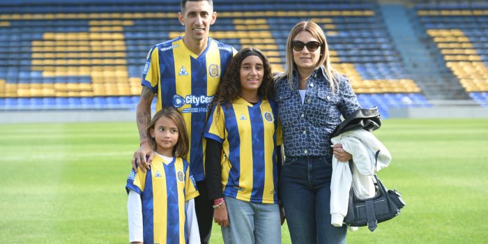 El delantero argentino Ángel Di María, acompañado de su esposa Jorgelina y sus hijas, posan durante la presentación como nuevo jugador del Rosario Central este lunes, en el Estadio Gigante de Arroyito en Rosario (Argentina). EFE/Sebastián Granata