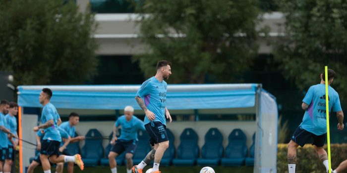 Lionel Messi toma hoy un balón durante un entrenamiento del seleccionado argentino en el predio de la AFA en Ezeiza, provincia de Buenos Aires (Argentina). EFE/ Juan Ignacio Roncoroni
