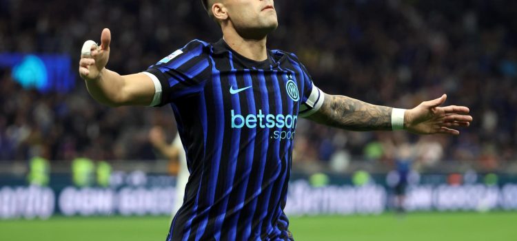 El jugador del Inter Milan Lautaro Martínez celebra el 3-1 de su equipo ante el Roma en la Serie A. (Italia) EFE/EPA/MATTEO BAZZI