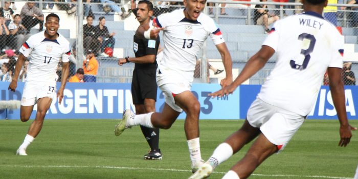 Jonathan Gómez (c) de Estados Unidos celebra un gol este 20 de mayo de 2023, en un partido del grupo B de la Copa Mundial de Fútbol sub-20 entre Estados Unidos y Ecuador en el estadio Bicentenario en San Juan (Argentina). EFE/ Marcos Urisa