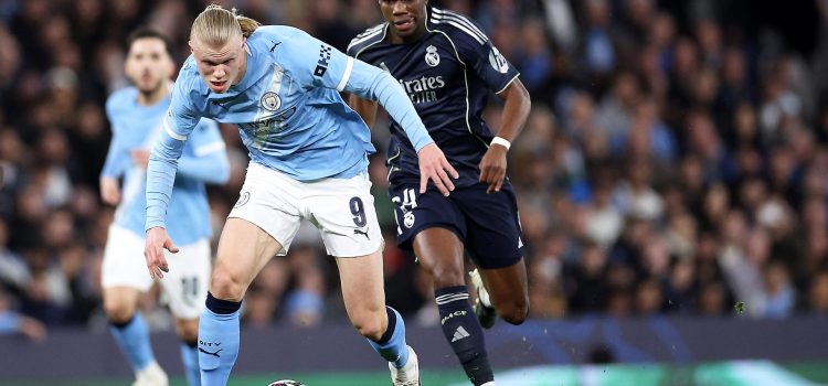 Erling Haaland, del Manchester City ante Aurelien Tchouameni, del Madrid, durante el partido de vuelta de octavos de la UEFA Champions League que han jugado Manchester City y Real Madrid en Manchester, Reino Unido. EFE/EPA/ADAM VAUGHAN