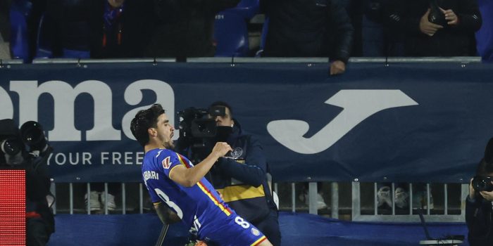 El centrocampista uruguayo del Getafe, Mauro Arambarri, celebra el primer gol del equipo madrileño durante el partido de LaLiga entre Getafe CF y Elche CF celebrado este viernes en el Coliseum. EFE/Juanjo Martín