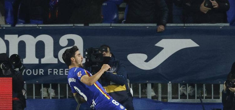 El centrocampista uruguayo del Getafe, Mauro Arambarri, celebra el primer gol del equipo madrileño durante el partido de LaLiga entre Getafe CF y Elche CF celebrado este viernes en el Coliseum. EFE/Juanjo Martín