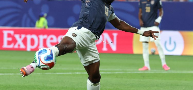 alt NO SE BAJA LA TRI: ecuatoriano Valencia sostiene la ilusión de Ecuador en el Mundial