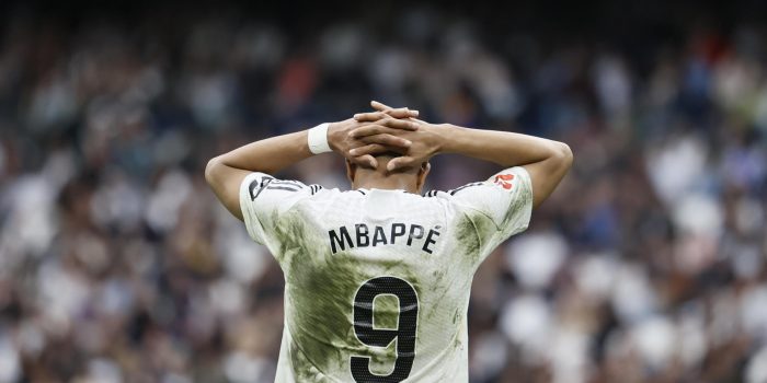 El delantero del Real Madrid Kylian Mbappé en el estadio Santiago Bernabéu en Madrid este domingo en foto de archivo de Blanca Millez. EFE